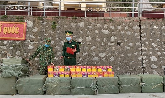 Bộ đội Biên phòng tại Lạng Sơn kiểm đếm số tang vật pháo bị thu giữ. Ảnh: Vi Toàn.