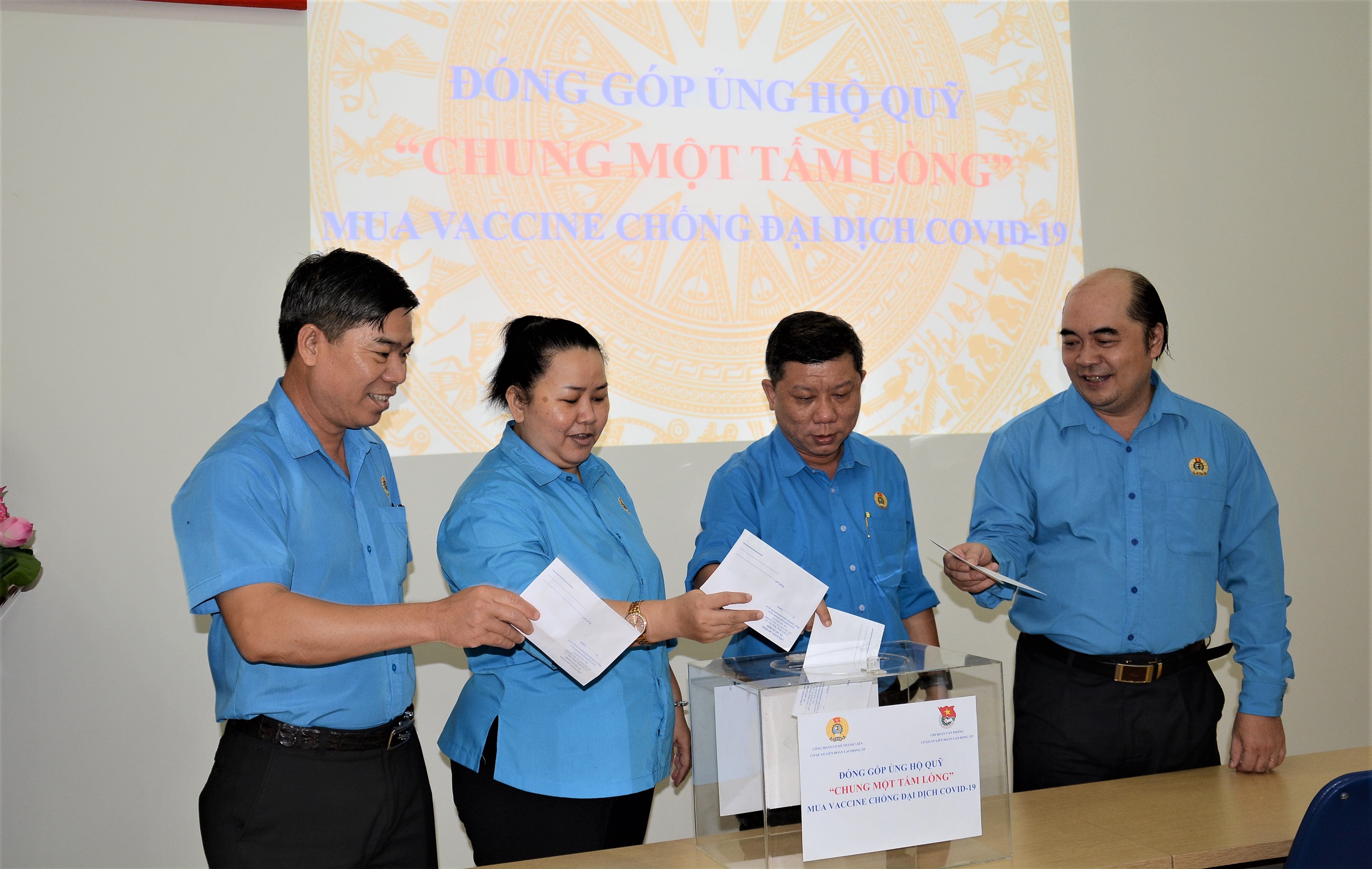Các Phó Chủ tịch LĐLĐ TPHCM đóng góp ủng hộ mua vacine phòng chống dịch COVID-19. Ảnh: LĐLĐ TPHCM
