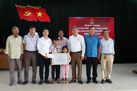 Đại diện công đoàn, lãnh đạo Tập đoàn Prime, lãnh đạo Công ty và Công đoàn cơ sở Công ty Prime Đại Lộc trao trợ cấp nuôi dưỡng hàng tháng cho 2 cháu là con anh Nguyễn Hồng Tý. Ảnh: Lan Nguyễn