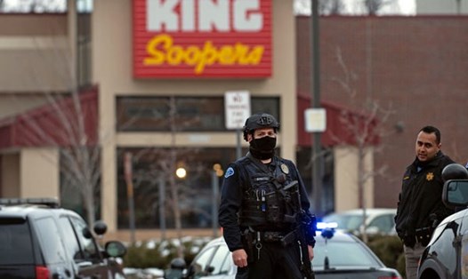 Cảnh sát bảo vệ khu vực cửa hàng King Soopers ở Boulder, bang Colorado, Mỹ. Ảnh: AFP