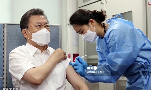 Tổng thống Hàn Quốc Moon Jae-in tiêm chủng vaccine COVID-19 của AstraZeneca để chuẩn bị cho chuyến công du nước ngoài. Ảnh: AFP