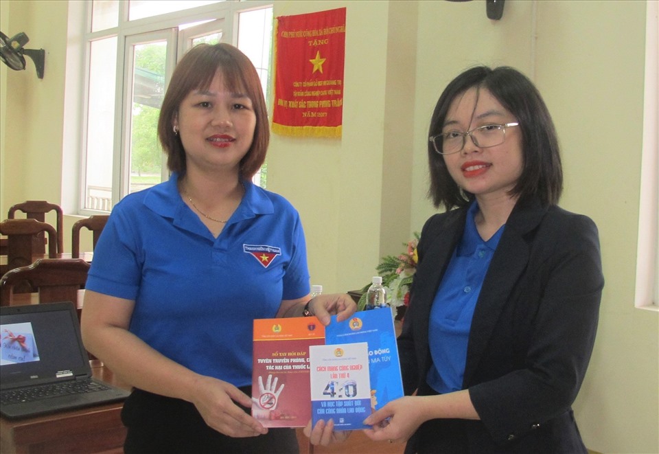 Sổ tay pháp luật lao động được phát cho thanh niên công nhân tiếp tục nghiên cứu, tự học hỏi. Ảnh: Trần Diễm