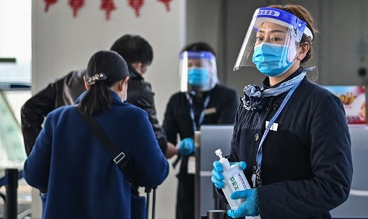 Nhân viên sân bay quốc tế ở Vũ Hán, Trung Quốc. Ảnh: AFP