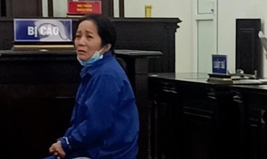 Bị cáo Nguyễn Thị Hồng, lừa đảo "chạy án" cho bị can vụ vận chuyển ma tuý. Ảnh: V.Dũng.