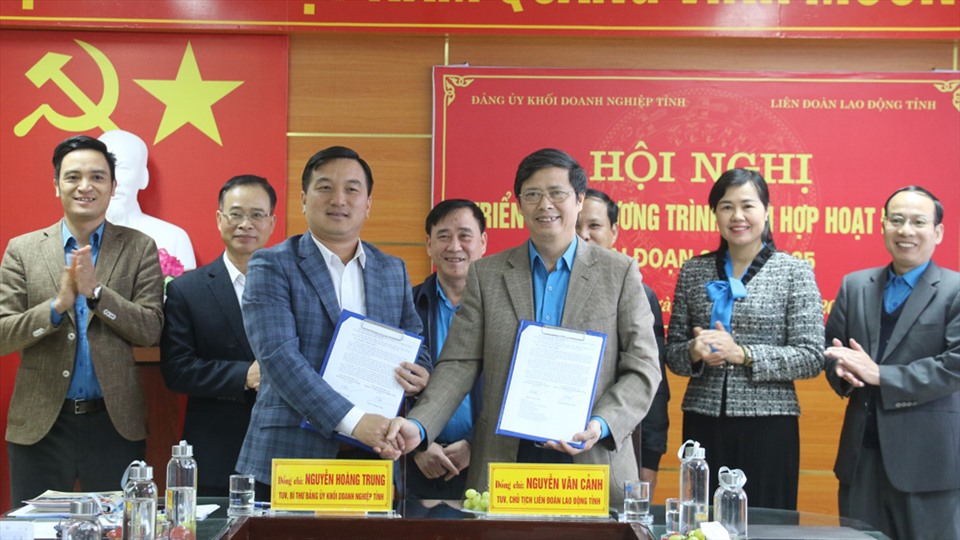 Lãnh đạo Đảng ủy Khối Doanh nghiệp tỉnh và Liên đoàn Lao động tỉnh Bắc Giang ký kết chương trình phối hợp giai đoạn 2021-2025. Ảnh: Vân Anh