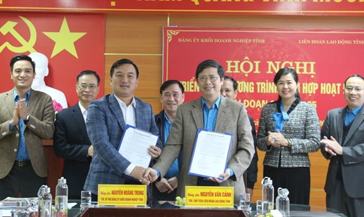 Lãnh đạo Đảng ủy Khối Doanh nghiệp tỉnh và Liên đoàn Lao động tỉnh Bắc Giang ký kết chương trình phối hợp giai đoạn 2021-2025. Ảnh: Vân Anh