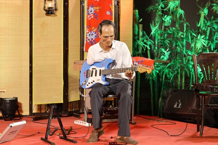 "Sô diễn cuộc đời": Người đàn ông khuyết tật đàn guitar chỉ bằng một tay