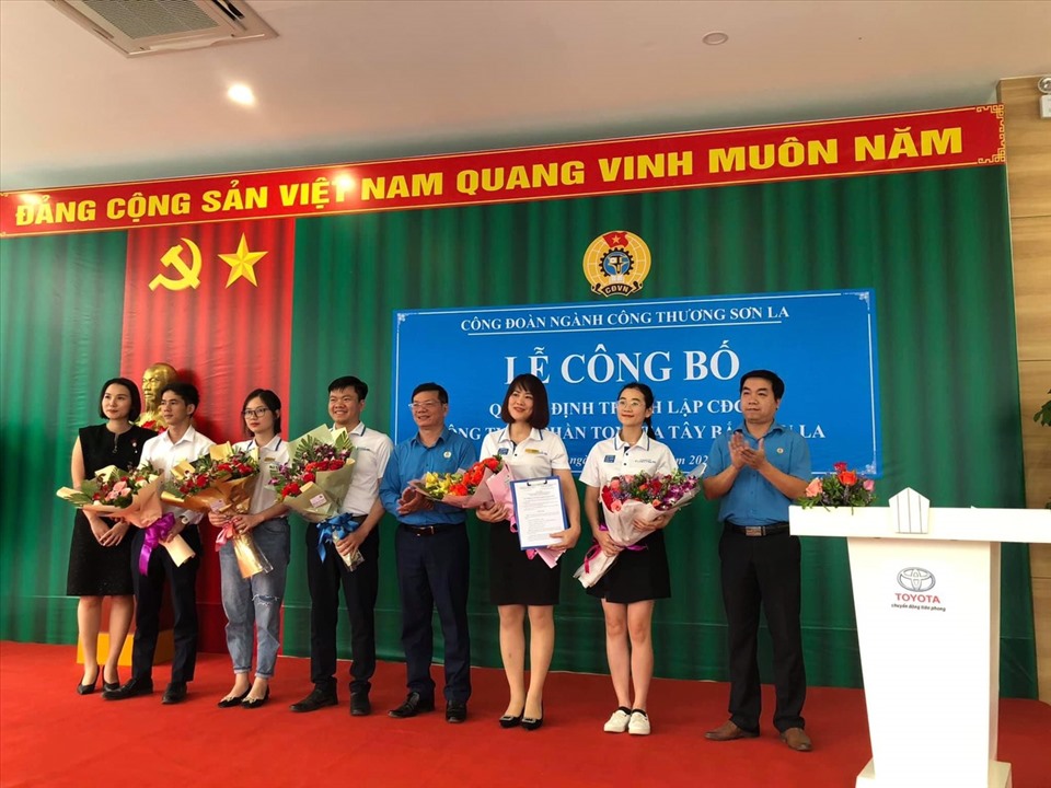 Ban Chấp hành Công đoàn sơ sở lâm thời ra mắt nhận nhiệm vụ.