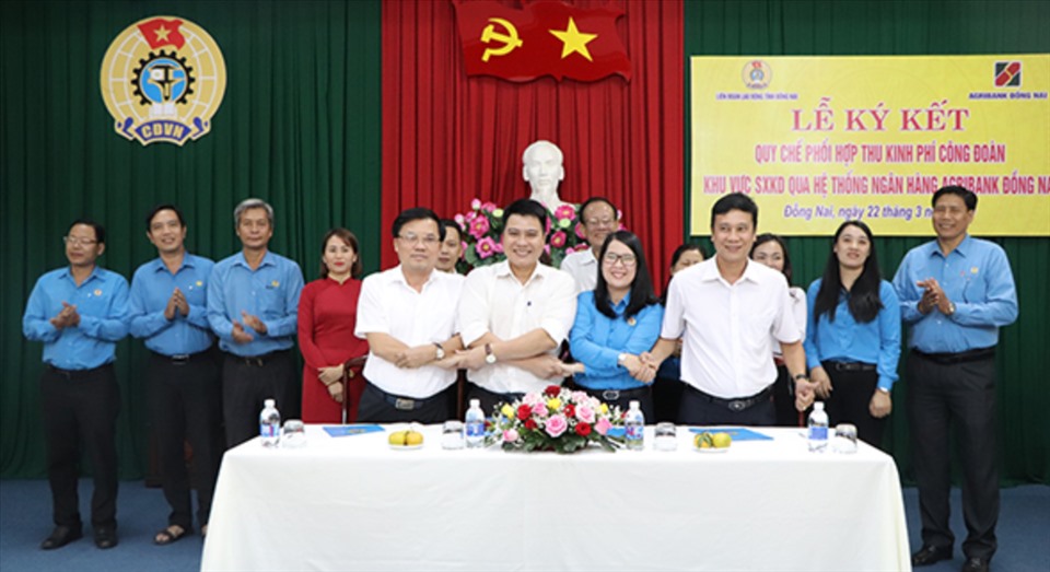 Buổi lễ ký kết phối hợp thu kinh phí công đoàn. Ảnh: Minh Châu