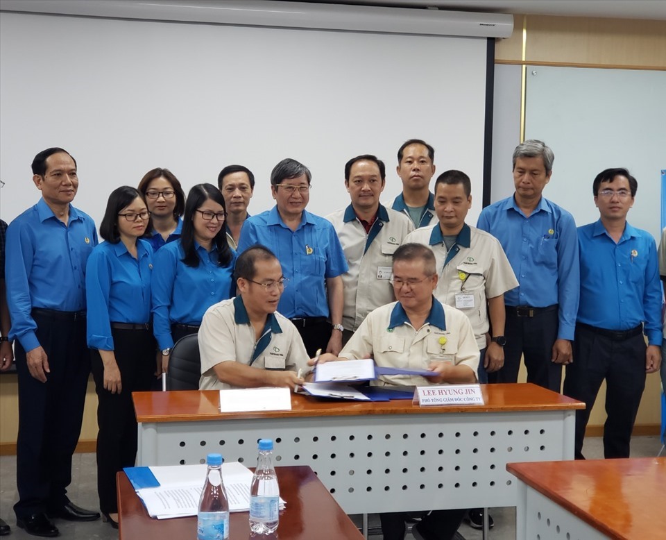 Lễ ký kết thoả thuận hợp tác giữa Ban giám đốc và Ban chấp hành CĐCS Công ty CP Taekwang Vina thực hiện chương trình “75.000 sáng kiến vượt khó phát triển”. Ảnh: Hà Anh Chiến