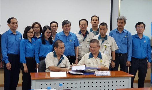 Lễ ký kết thoả thuận hợp tác giữa Ban giám đốc và Ban chấp hành CĐCS Công ty CP Taekwang Vina thực hiện chương trình “75.000 sáng kiến vượt khó phát triển”. Ảnh: Hà Anh Chiến