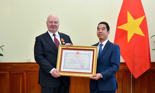 Thứ trưởng Bộ Ngoại giao Tô Anh Dũng trao Huân chương Hữu nghị cho Đại sứ Nga Konstantin Vnukov. Ảnh: BNG