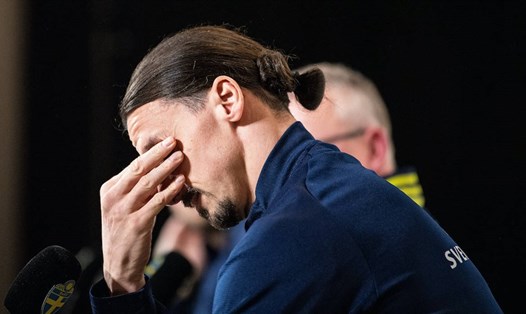 Zlatan Ibrahimovic với khoảnh khắc xúc động trong buổi họp báo. Ảnh: AFP