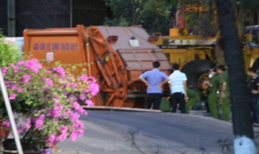 Công an thành phố Thuận An, tỉnh Bình Dương khám nghiệm hiện trường điều tra làm rõ vụ chết người trong trạm trung chuyển rác thải. Ảnh: Đình Trọng