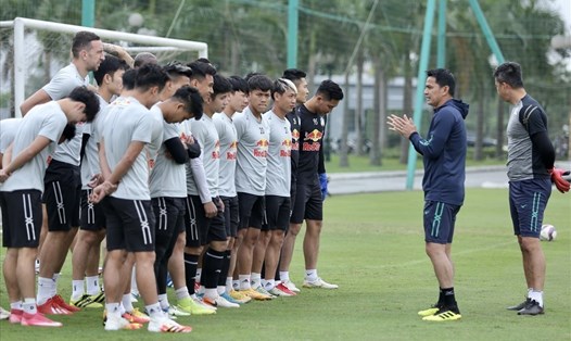 Huấn luyện viên Kiatisak đang mang đến diện mạo mới cho Hoàng Anh Gia Lai. 
Ảnh: Thanh Xuân