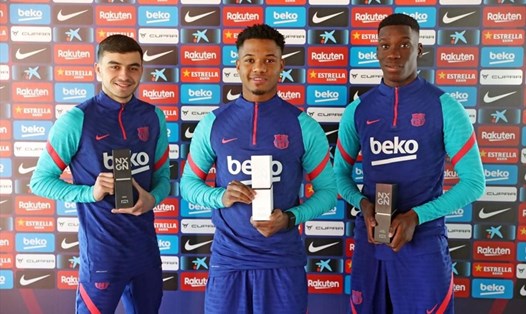 Pedri, Ansu Fati (giữa) và Ilaix Moriba là 3 cầu thủ của Barcelona được bầu chọn vào danh sách 50 cầu thủ trẻ xuất sắc nhất thế giới hiện nay. Ảnh: Barcelona