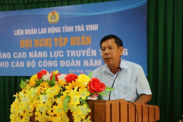 Đồng chí Nguyễn Quốc Vạn, Phó Chủ tịch LĐLĐ tỉnh Trà Vinh, phát biểu tại hội nghị. Ảnh: Trí Dũng