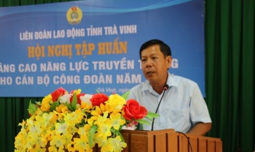 Đồng chí Nguyễn Quốc Vạn, Phó Chủ tịch LĐLĐ tỉnh Trà Vinh, phát biểu tại hội nghị. Ảnh: Trí Dũng