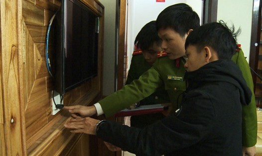 Trần Văn Ninh thực hiện hành vi lắp camera giấu kín, quay lén các cặp đôi vào nhà nghỉ. Ảnh: M.H.