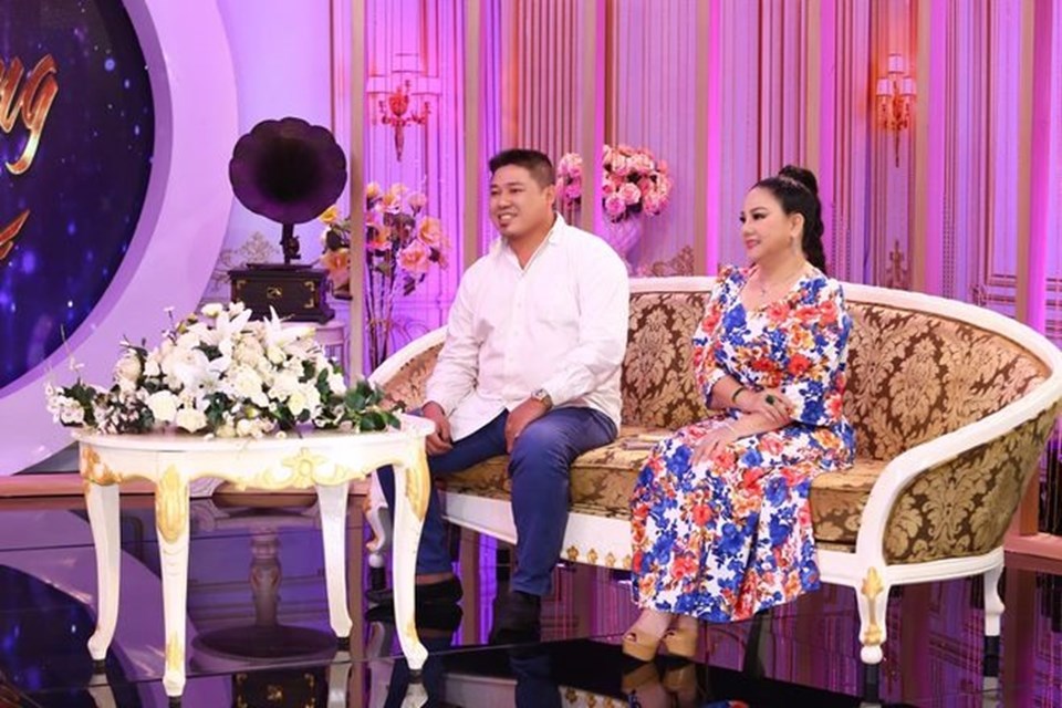 Con trai nhà thơ Xuân Kỳ (trái) kể về cha. Ảnh: CTCC. Con trai nhà thơ Xuân Kỳ (trái) kể về cha. Ảnh: CTCC.