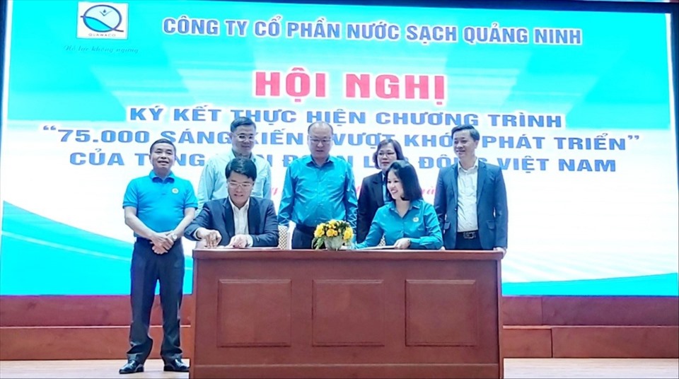 Lễ ký kết thực hiện Chương trình "75.000 sáng kiến vượt khó, phát triển" của Tổng LĐLĐVN giữa LĐLĐ tỉnh Quảng Ninh với Cty CP nước sạch Quảng Ninh chiều 24.3. Ảnh: Nguyễn Hùng