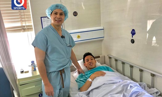 Bác sĩ Phạm Quốc Hùng là người trực tiếp thực hiện ca phẫu thuật cho tiền vệ Đỗ Hùng Dũng. Ảnh: On Sports