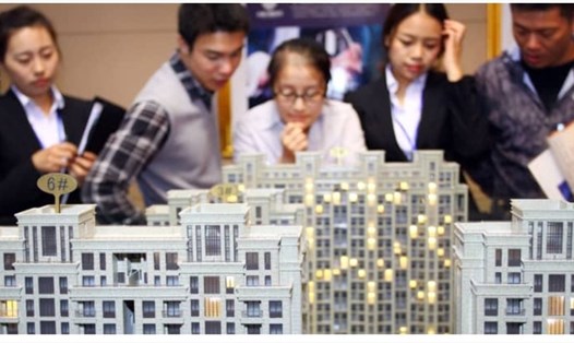 Khách hàng xem một mô hình dự án bất động sản ở Trung Quốc. Ảnh: AFP.