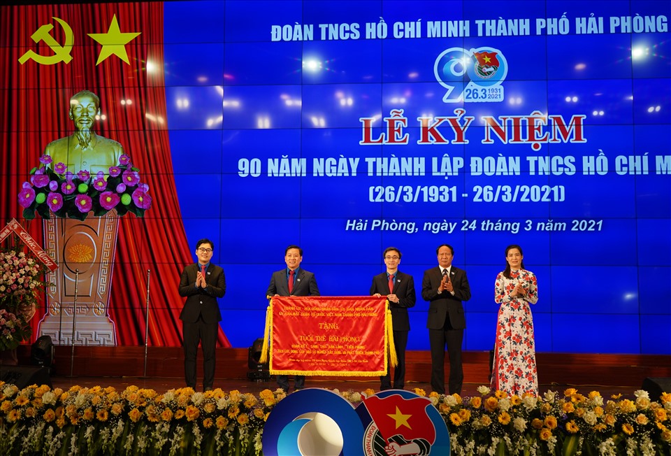 Lãnh đạo Thành ủy Hải Phòng trao bức trướng tặng Đoàn TNCS Hồ Chí Minh thành phố. Ảnh Mai Dung