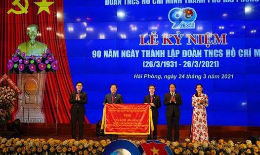 Lãnh đạo Thành ủy Hải Phòng trao bức trướng tặng Đoàn TNCS Hồ Chí Minh thành phố. Ảnh Mai Dung