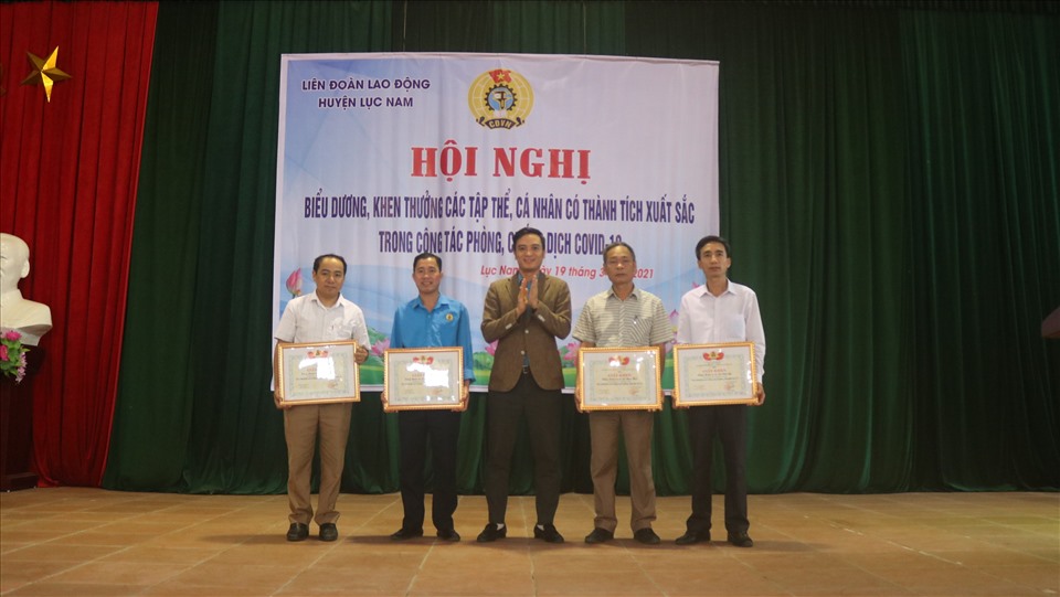 Ông Nguyễn Tuấn Anh, Phó Chủ tịch Liên đoàn Lao động tỉnh trao thưởng cho các tập thể tại hội nghị. Ảnh: LĐLĐ huyện Lục Nam