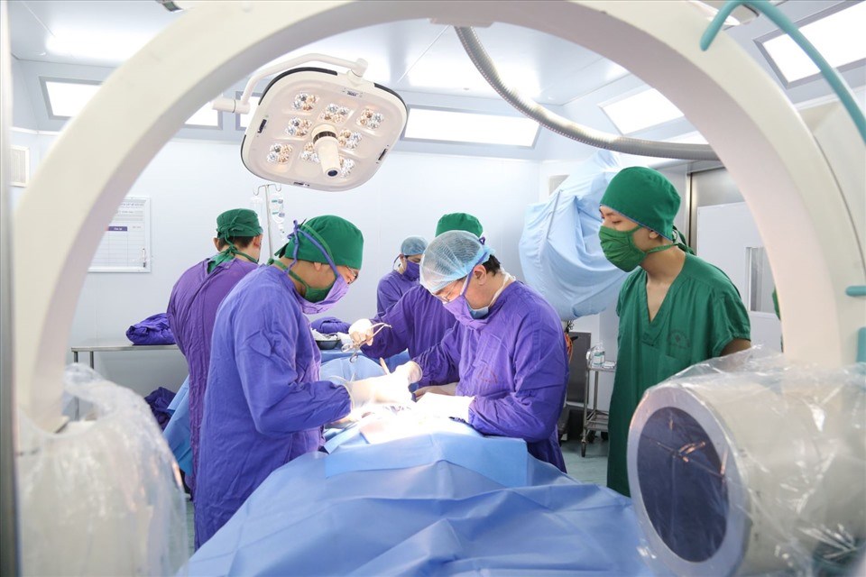 Các bác sĩ tiến hành phẫu thuật nắn chỉnh gù vẹo cột sống cho bệnh nhân B. Ảnh: BVCC Các bác sĩ tiến hành phẫu thuật nắn chỉnh gù vẹo cột sống cho bệnh nhân B. Ảnh: BVCC
