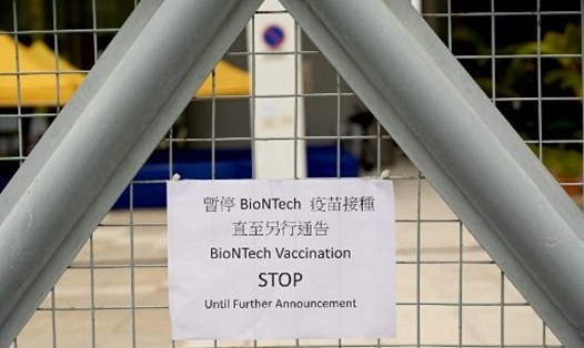 Thông báo ngừng tiêm chủng vaccine Pfizer-BioNTech cho đến khi có thông báo mới ở Hong Kong (Trung Quốc) ngày 24.3. Ảnh: AFP