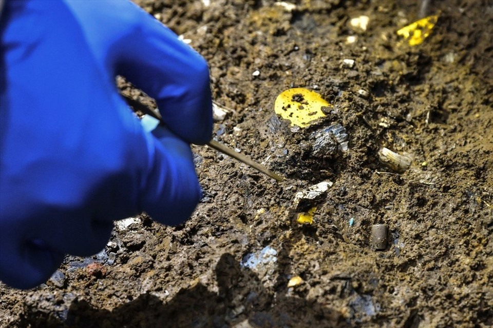 Một số đĩa vàng mỏng bí ẩn được tìm thấy ở hố số 5 tại di chỉ khảo cổ huyền thoại Tam Tinh Đôi của Trung Quốc. Ảnh: Tân Hoa xã.