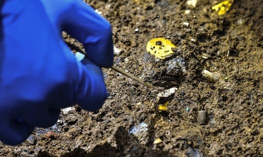 Một số đĩa vàng mỏng bí ẩn được tìm thấy ở hố số 5 tại di chỉ khảo cổ huyền thoại Tam Tinh Đôi của Trung Quốc. Ảnh: Tân Hoa xã.