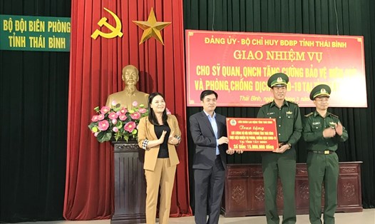 Lãnh đạo Liên đoàn Lao động tỉnh Thái Bình trao tặng  quà cho lực lượng biên phòng tỉnh tăng cường phòng, chống dịch bệnh COVID-19 tại tỉnh Tây Ninh. Ảnh Bá Mạnh