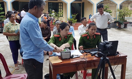Công an Thành phố Ninh Bình đã triển khai đợt cao điểm "100 ngày không nghỉ" để cấp thẻ CCCD gắn chíp cho công dân. Ảnh: NT