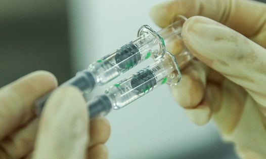 Nhân viên kiểm tra chất lượng đóng gói của các sản phẩm vaccine COVID-19 tại một nhà máy ở Trung Quốc. Ảnh: Tân Hoa Xã.