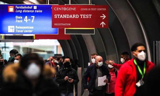 Hành khách xếp hàng tại trung tâm xét nghiệm COVID-19 ở sân bay quốc Frankfurt ở Frankfurt am Main, Đức. Ảnh: AFP