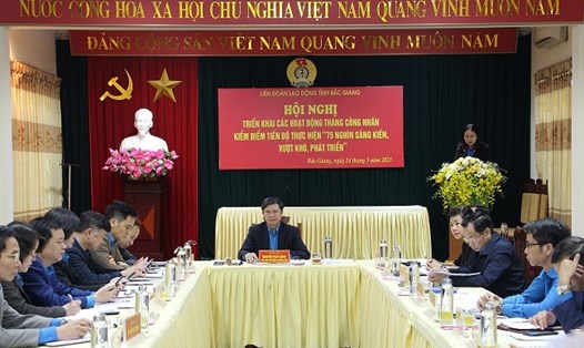 Ông Nguyễn Văn Cảnh, Chủ tịch Liên đoàn Lao động tỉnh Bắc Giang chủ trì hội nghị. Ảnh: Nguyễn Huyền