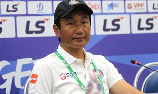 Huấn luyện viên Shimoda dự họp báo sau trận Bình Dương - Sài Gòn. Ảnh: Thanh Vũ