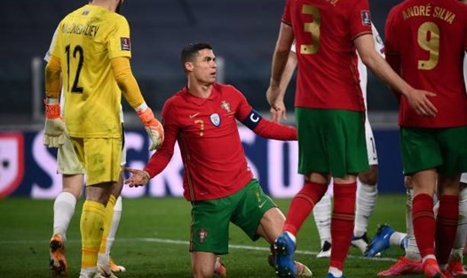 Ronaldo bất lực trong việc điền tên lên bảng tỉ số. Ảnh: AFP