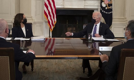 Tổng thống Joe Biden và Phó Tổng thống Kamala Harris họp bàn về vấn đề người di cư hôm 24.3. Ảnh: AFP