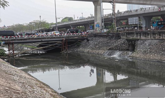 Ô nhiễm tại các con sông ở Hà Nội đang đang ảnh hưởng trực tiếp tới cuộc sống người dân xung quanh. Ảnh Huy Hoàng