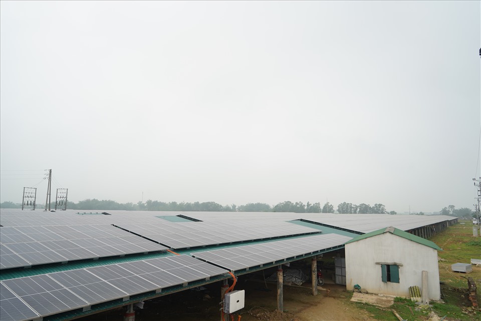 Hệ thống điện mặt trời áp mái tại Trang trại tổng hợp Trung Lễ (xã Lâm Trung Thủy-Đức Thọ-Hà Tĩnh). Ảnh: Hải Đăng