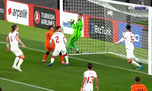 Không có VAR, đội tuyển Hà Lan có thể mất oan một bàn thắng ở trận vòng loại World Cup 2022 với Thổ Nhĩ Kỳ. Ảnh: beINSports