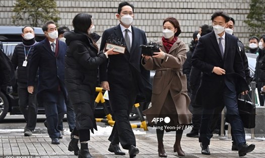 Phó Chủ tịch Samsung Electronics, Lee Jae-yong, trên đường đến tòa án xét xử vụ bê bối hối lộ của ông liên quan đến cựu Tổng thống Park Geun-hye ngày 18.1. Ảnh: AFP
