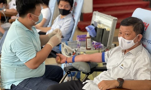 Phó Chủ tịch Thường trực LĐLĐ TPHCM Trần Đoàn Trung tham gia hiến máu nhân đạo. Ảnh Đức Long