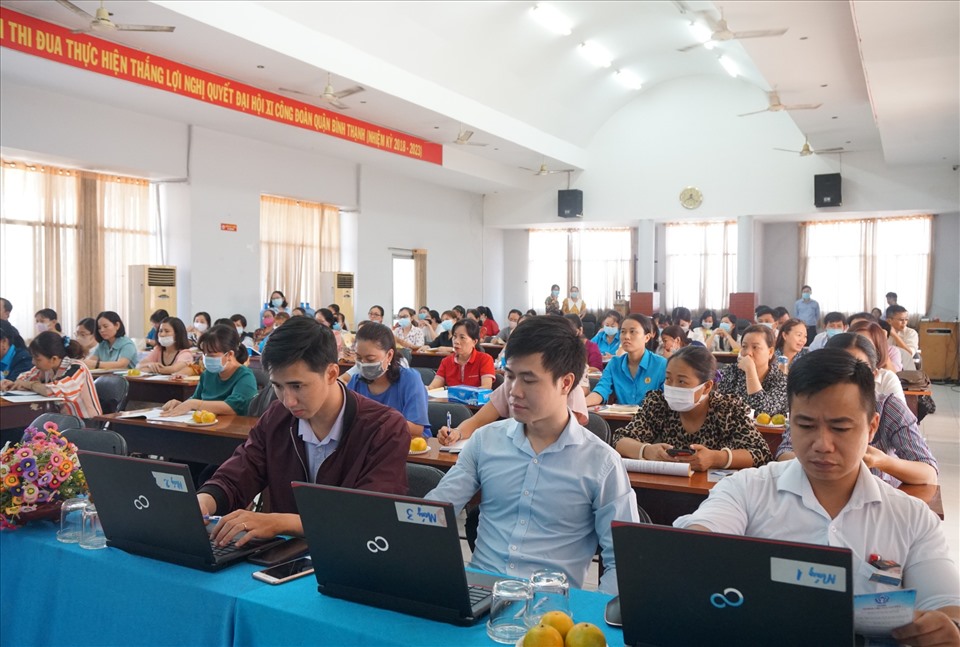 Các cán bộ Công đoàn cơ sở tham gia tập huấn cài đặt bảo hiểm xã hội số. Ảnh LĐLĐ Bình Thạnh