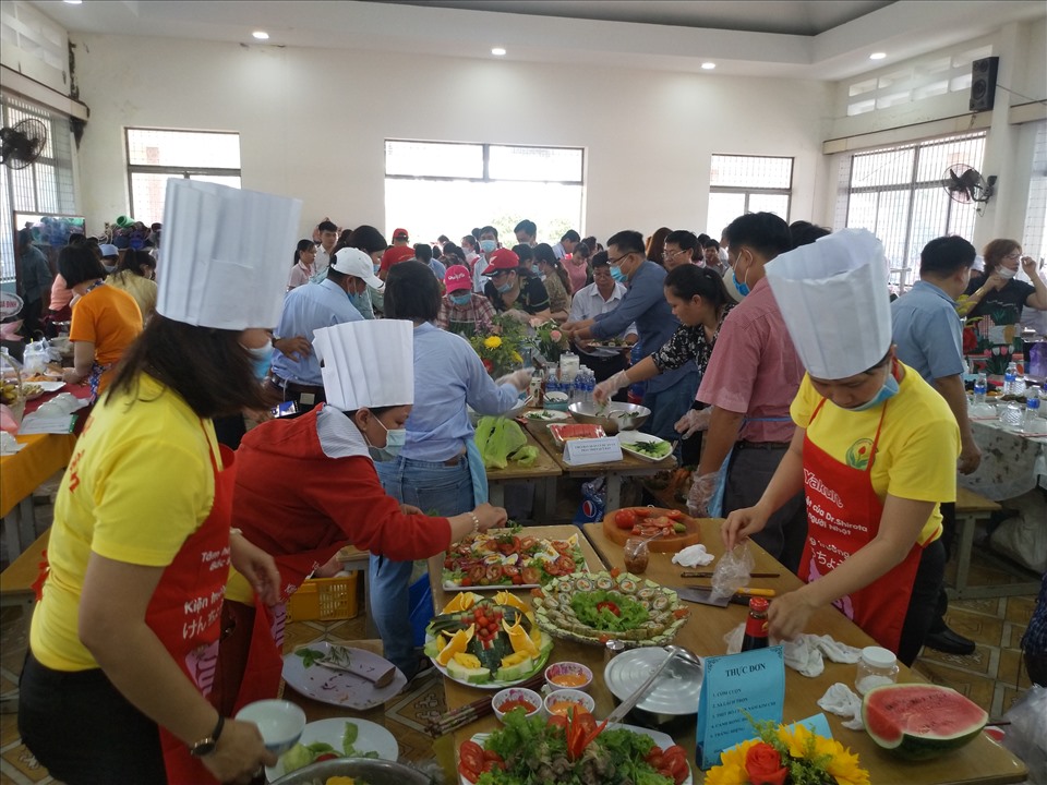 Hàng trăm đầu bếp tham gia thi tài. Ảnh: K.Q