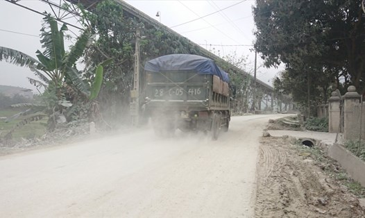 Những chiếc xe không biển số có dấu hiệu chở quá tải chạy rầm rập trên đường là nỗi ám ảnh của người dân xã Mông Sơn, huyện Yên Bình. Ảnh: Văn Đức.